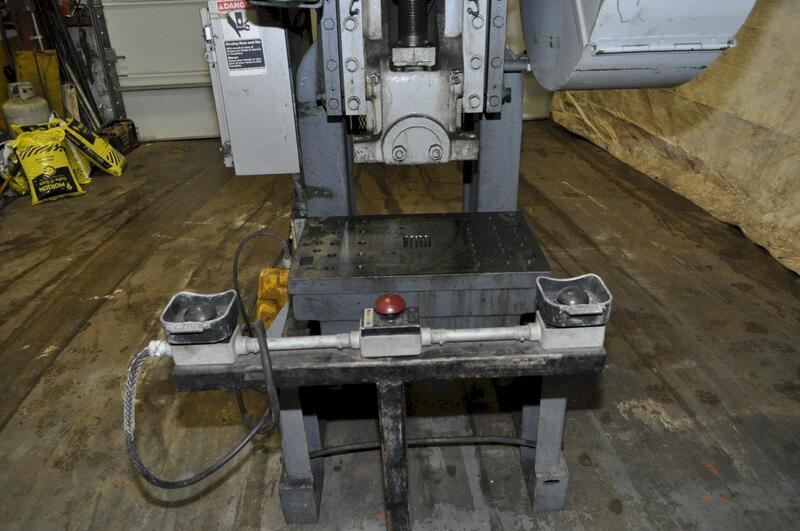 40 Ton, Rousselle #4, OBI press, 3" stroke, 12" Shut Height, 3.5"ram adj., 105 SPM, 26" x16"bed, air clutch & - Image 4