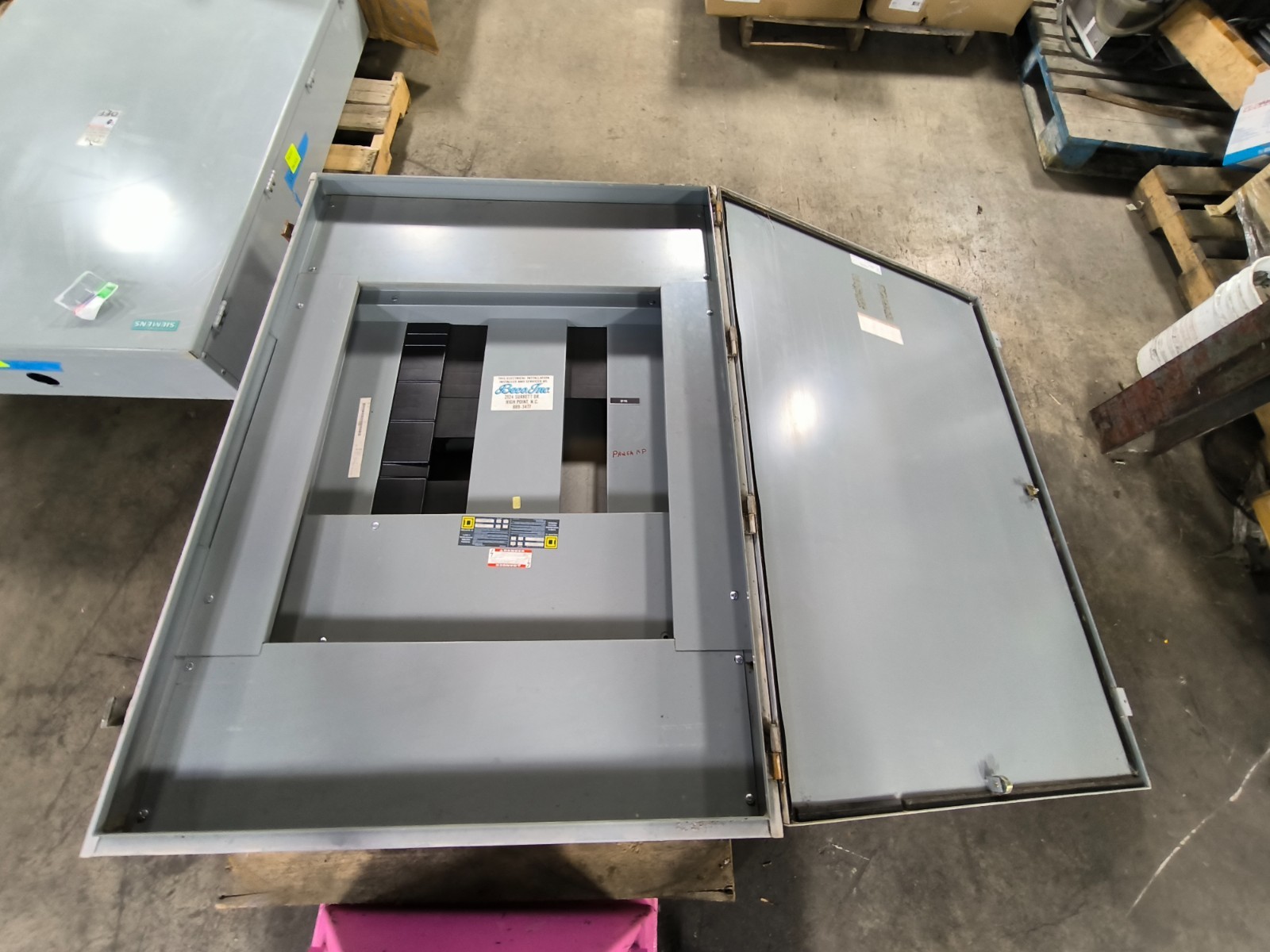 800 Amp. Square D 12-12394597, HCW I-Line Panelboard, 208Y/120 Volts, 3PH, 4W, 30 Space, weather protected - Image 1
