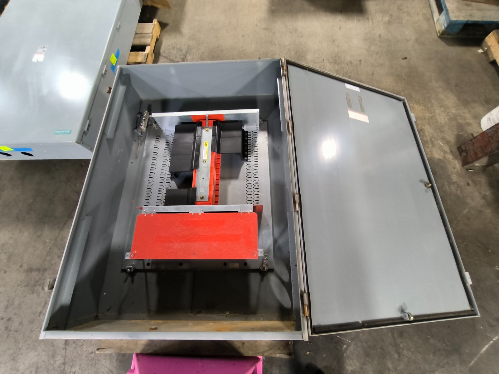 800 Amp. Square D 12-12394597, HCW I-Line Panelboard, 208Y/120 Volts, 3PH, 4W, 30 Space, weather protected - Image 2