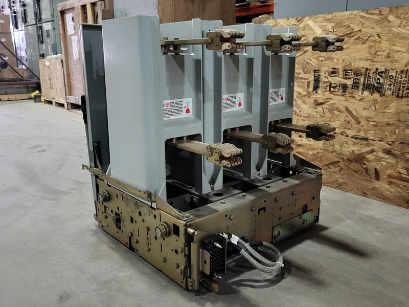 1200 Amps, General Electric, 120 volt draw-out power/vacuum, 3P, 2007 - Image 4