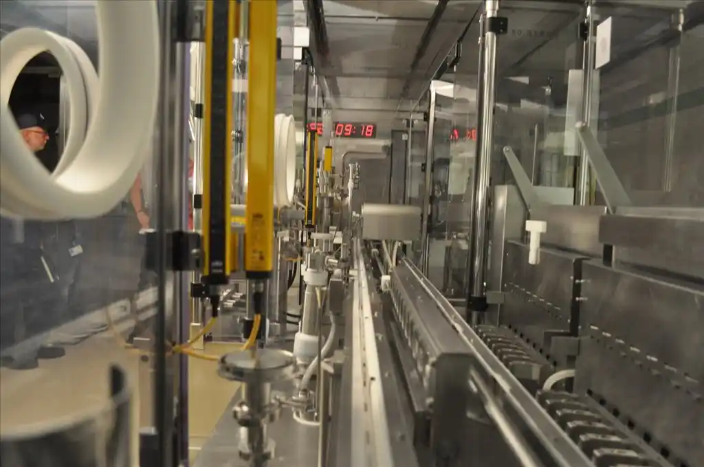 TL Systems #8920, filling machine, 35 viles/hr. liquid processing capacity, LYO 25 vials/hr., 1995 - Image 1