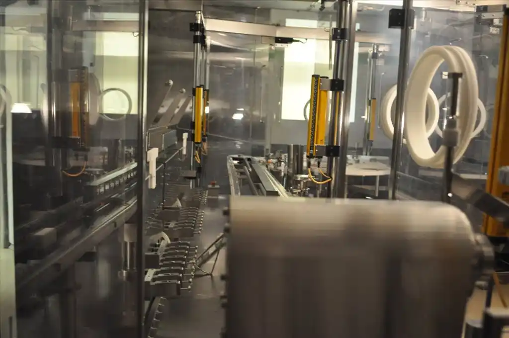 TL Systems #8920, filling machine, 35 viles/hr. liquid processing capacity, LYO 25 vials/hr., 1995 - Image 4