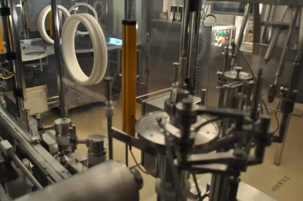 TL Systems #8920, filling machine, 35 viles/hr. liquid processing capacity, LYO 25 vials/hr., 1995 - Image 5