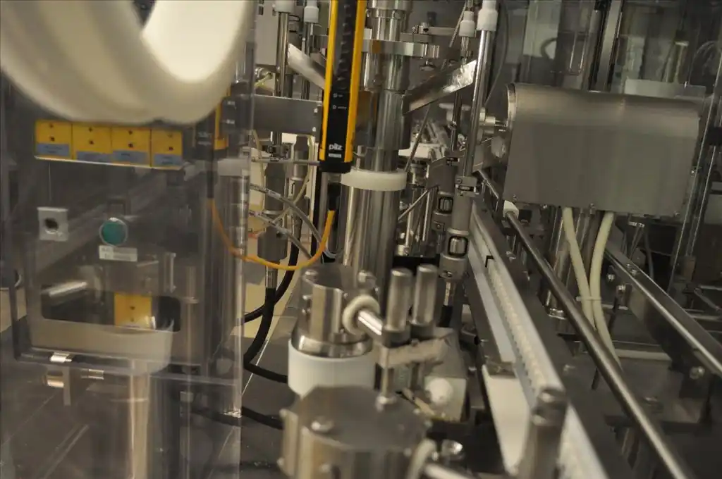 TL Systems #8920, filling machine, 35 viles/hr. liquid processing capacity, LYO 25 vials/hr., 1995 - Image 6