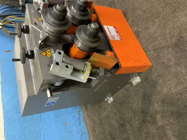 Comac #304HV, hydraulic angle rolls, leg-in/leg-out guides, 5 HP, 17 FPM, 2011 - Image 2