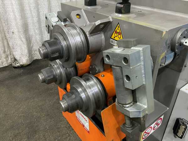 Comac #304HV, hydraulic angle rolls, leg-in/leg-out guides, 5 HP, 17 FPM, 2011 - Image 4