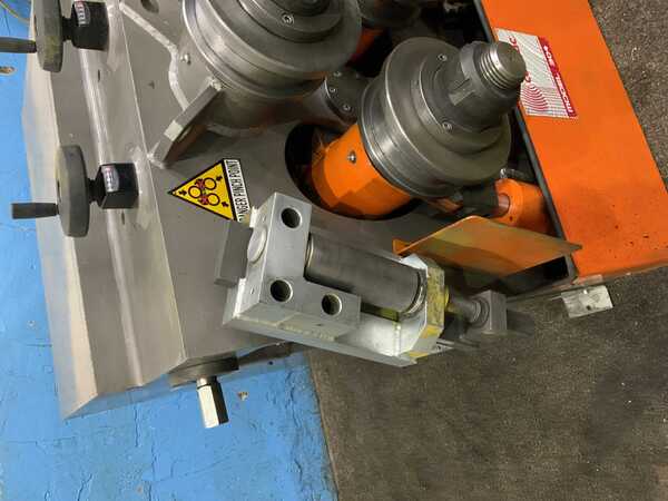 Comac #304HV, hydraulic angle rolls, leg-in/leg-out guides, 5 HP, 17 FPM, 2011 - Image 7