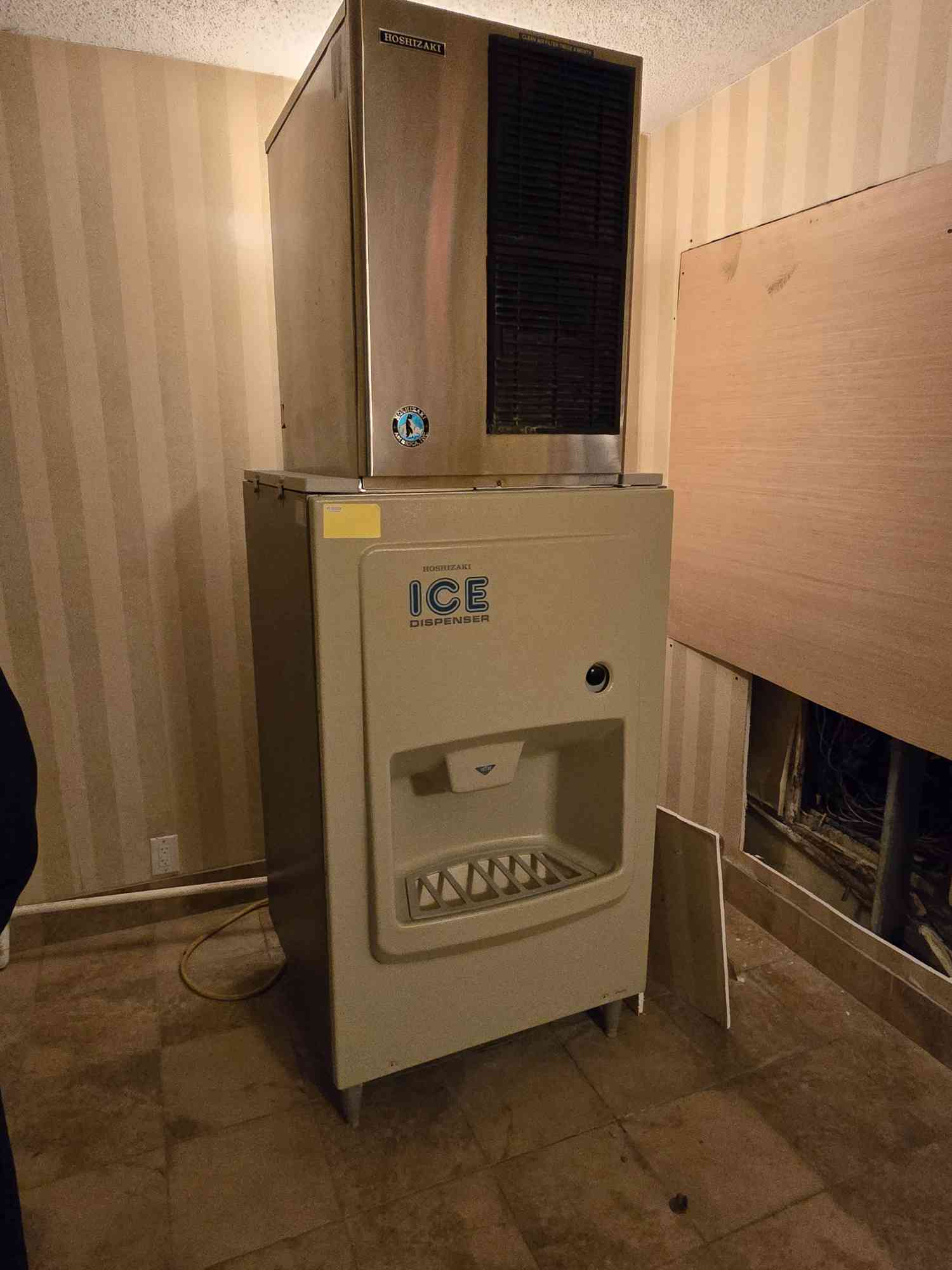 Hoshizaki #KM-515MAH, Commercial Ice Dispenser, w/ Ice Maker, 404A - Image 1