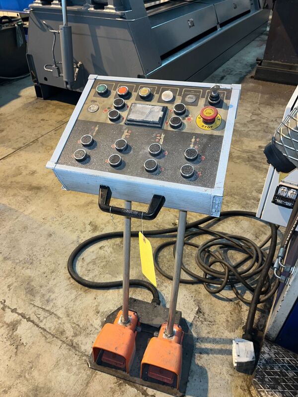 4" x 4" x 3/8" Bendmak #Pro-100, horizontal/vertical hydraulic angle bending roll, 3-rolls driven - Image 3