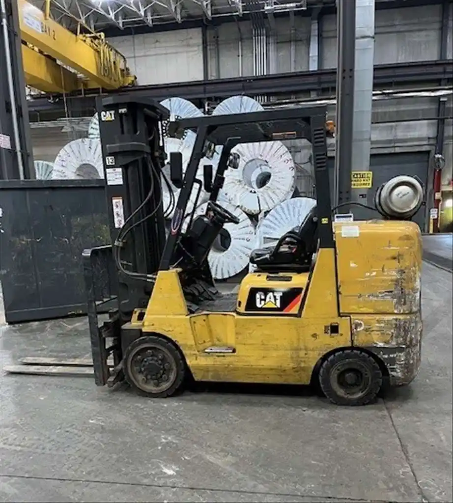 10000 lb. Caterpillar #GC45KSWB, heavy duty industrial forklift, LPG, 140" lift height, 10&deg; mast tilt - Image 1