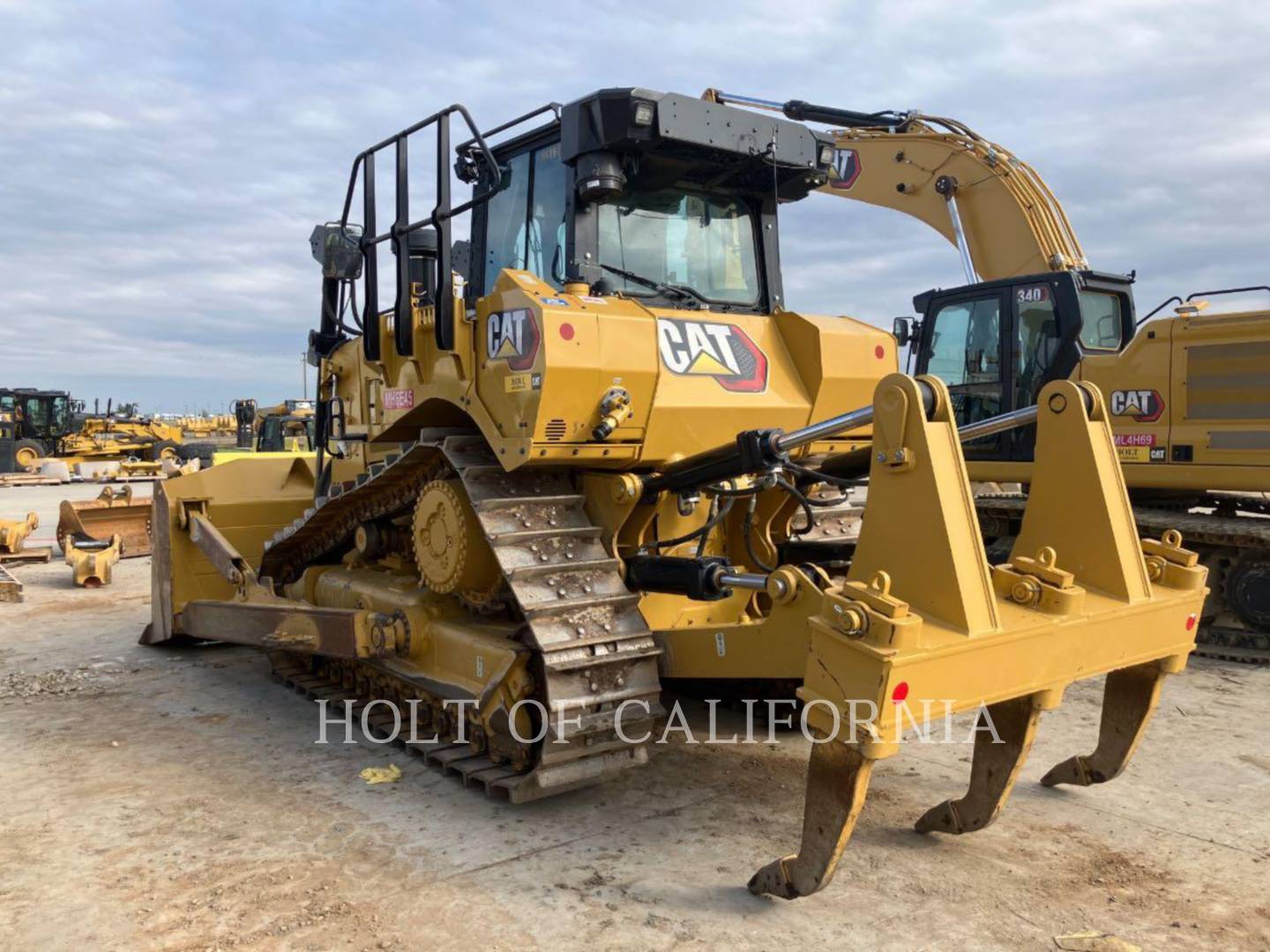 Caterpillar D7-17, Crawler Dozer, 641 hours, S/N: CM900362, 2023 - Image 4