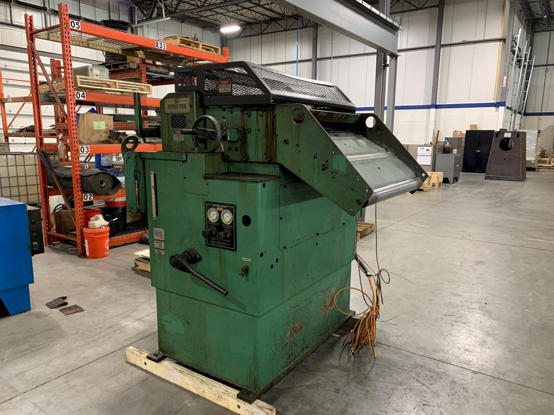 32" x .11" Minster #MEF5-32, servo feeder, 5" feed roll, entry cascade loop support rollers, adj passline - Image 1