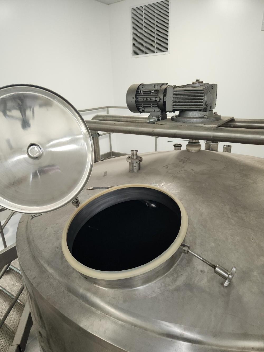 3000 gallon Tanks, 9ft. diameter, Mixer, Heat Jacket (2 available) - Image 2