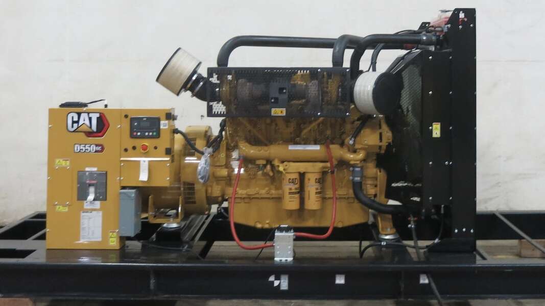 550 KW Caterpillar #C18, diesel generator set, 277/480 Volts, 900 HP @ 1800 RPM, EPA Tier 2, open power unit - Image 1
