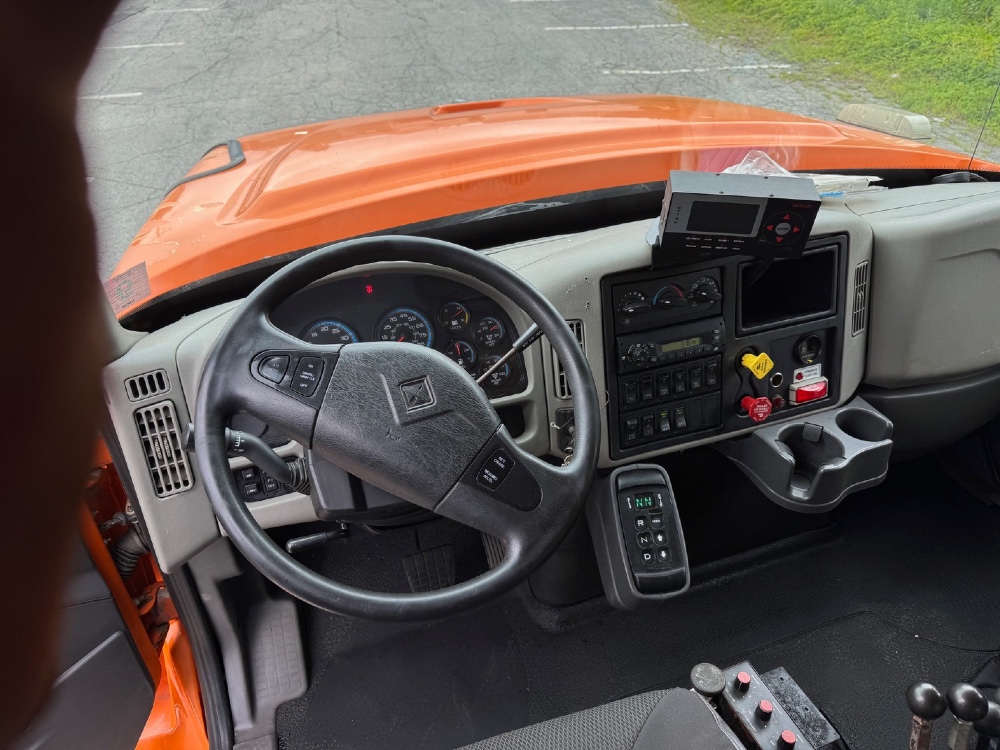 International #7400, diesel dump truck, heavy duty chassis, air brakes, plow included, Allison transmission - Image 4