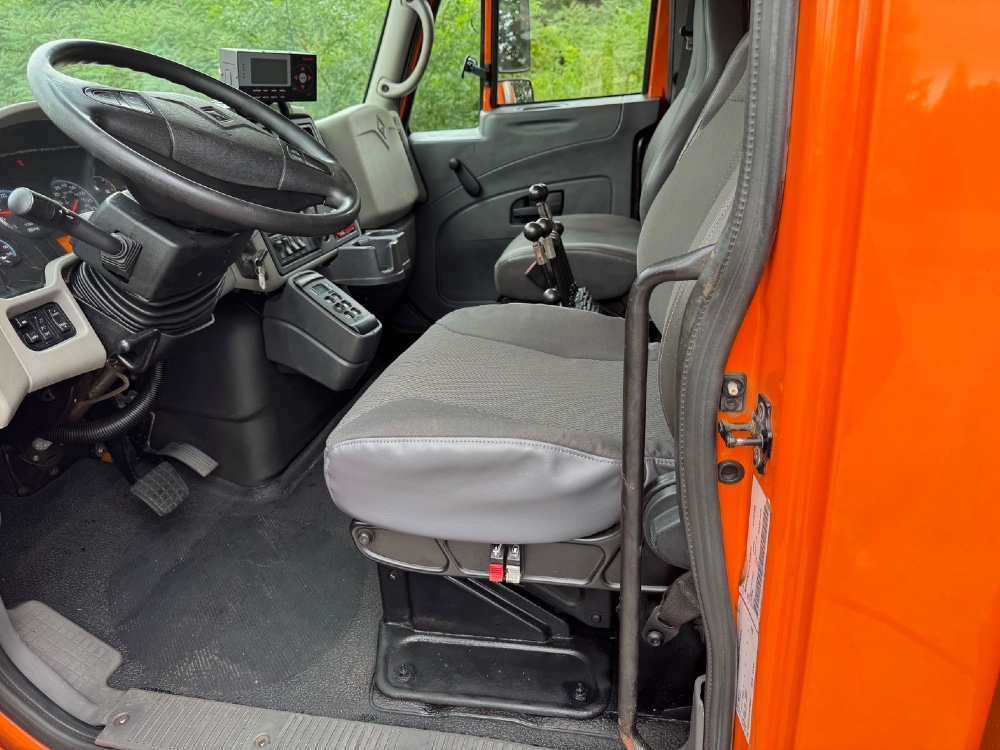 International #7400, diesel dump truck, heavy duty chassis, air brakes, plow included, Allison transmission - Image 6