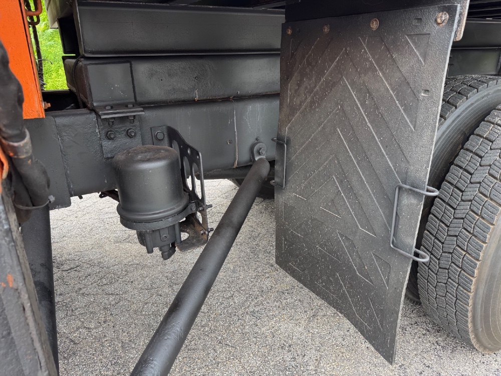 International #7400, diesel dump truck, heavy duty chassis, air brakes, plow included, Allison transmission - Image 9