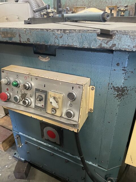 1/8" x 8-5/8" x 8-5/8" Amada #CS-220, hydraulic corner notcher, 10 ton, 3 HP, 10 gauge, foot pedal, 1-shot - Image 1