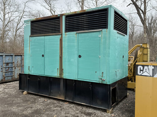 1000 KW Cummins #DQFAD, diesel generator set, 277/480 Volts, 3-phase, 850 hours, 1800 RPM, QST30-G5 engine - Image 1