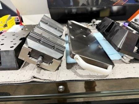 Mazak #VC-500A/5X, CNC vertical machining center, 60 automatic tool changer, 21.8" X, 19.8" Y, 20" Z, 20000 - Image 1