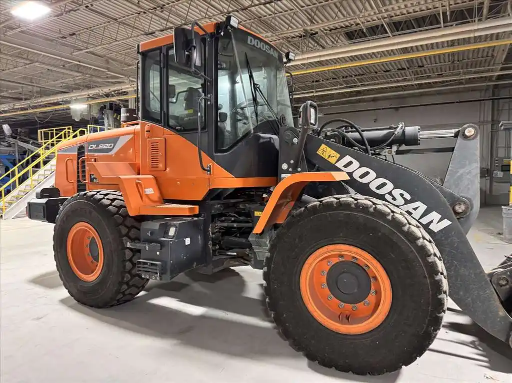 Doosan #DL220-5, wheel loader, 3 cu.yd. bucket, 6-cylinder, 160 HP, 4" bore, 5" stroke, 24.3 MPH, foam filled - Image 2
