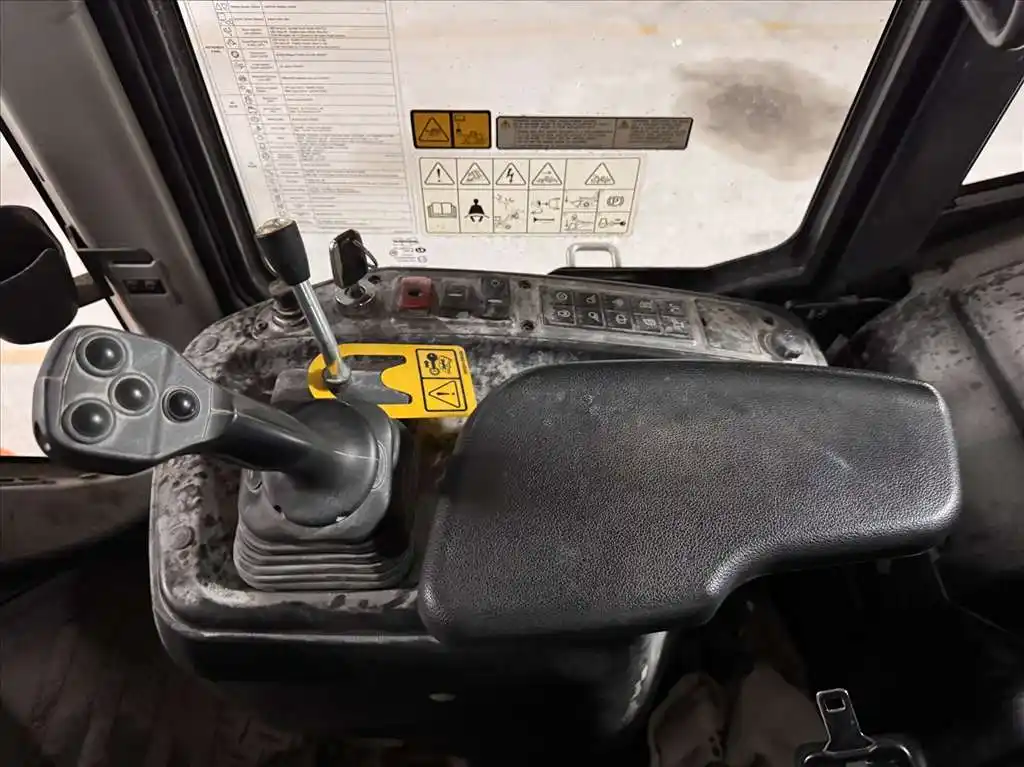 Doosan #DL220-5, wheel loader, 3 cu.yd. bucket, 6-cylinder, 160 HP, 4" bore, 5" stroke, 24.3 MPH, foam filled - Image 9