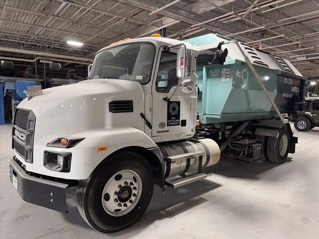 Mack #MD642, roll-off truck, Cummins 6.7L 250 HP engine, Allison 2500-6 6-speed automatic transmission - Image 1