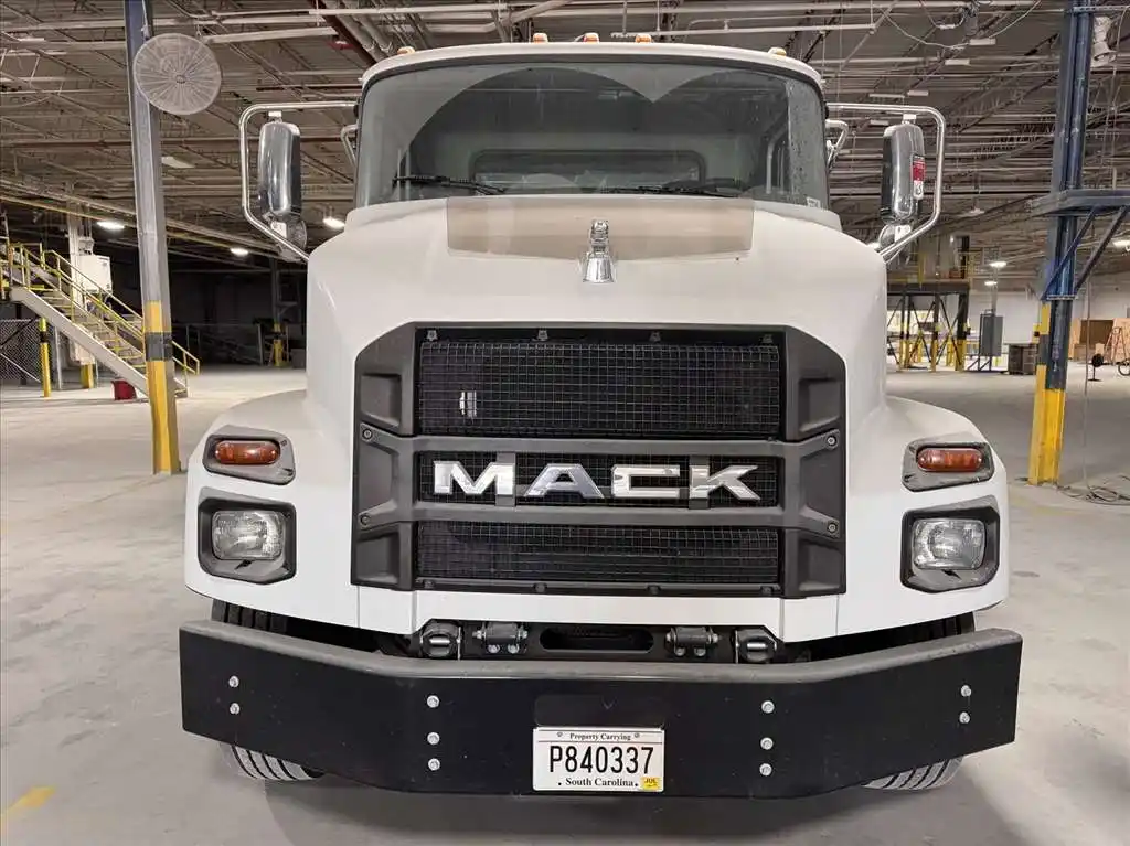 Mack #MD642, roll-off truck, Cummins 6.7L 250 HP engine, Allison 2500-6 6-speed automatic transmission - Image 2