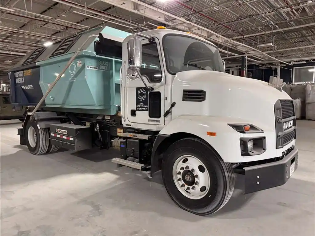 Mack #MD642, roll-off truck, Cummins 6.7L 250 HP engine, Allison 2500-6 6-speed automatic transmission - Image 3