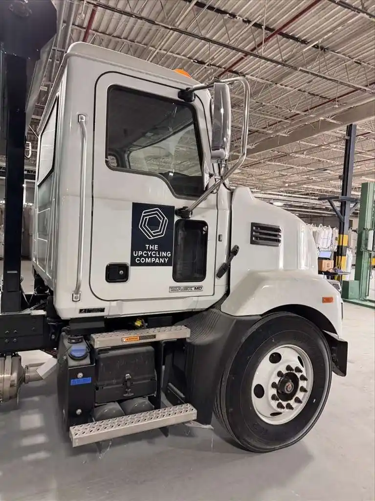 Mack #MD642, roll-off truck, Cummins 6.7L 250 HP engine, Allison 2500-6 6-speed automatic transmission - Image 4