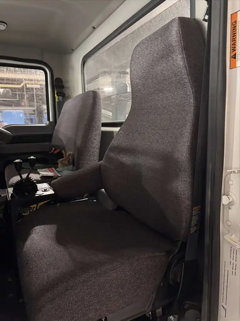 Mack #MD642, roll-off truck, Cummins 6.7L 250 HP engine, Allison 2500-6 6-speed automatic transmission - Image 9
