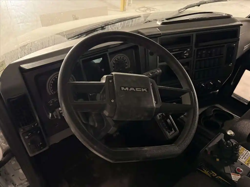 Mack #MD642, roll-off truck, Cummins 6.7L 250 HP engine, Allison 2500-6 6-speed automatic transmission - Image 10