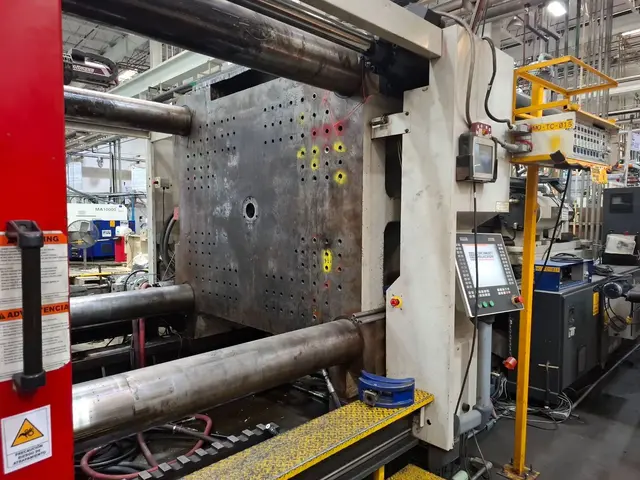1125 Ton, 232 oz., Milacron #MG-1100-232, horizontal plastic injection molder, 61" x 47.2" tie bar spacing - Image 4