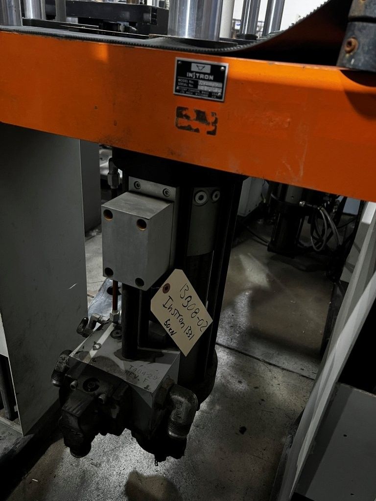 11 KIP (50kN) Instron #1331, Fatigue Load Frame, 44" test specimen max. length, 4" stroke hydrostatic bearing - Image 2