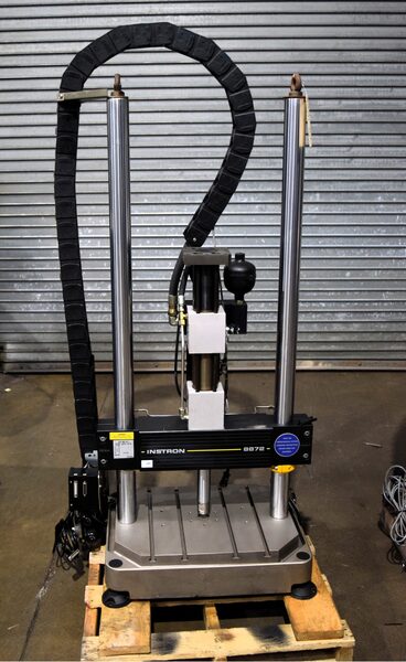 Instron #8872, servo hydraulic fatigue testing system, 10 kN @ 3000 psi, 2 columns, 18" btwn columns - Image 1