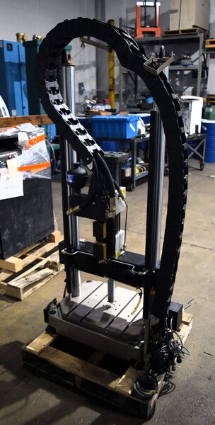 Instron #8872, servo hydraulic fatigue testing system, 10 kN @ 3000 psi, 2 columns, 18" btwn columns - Image 4
