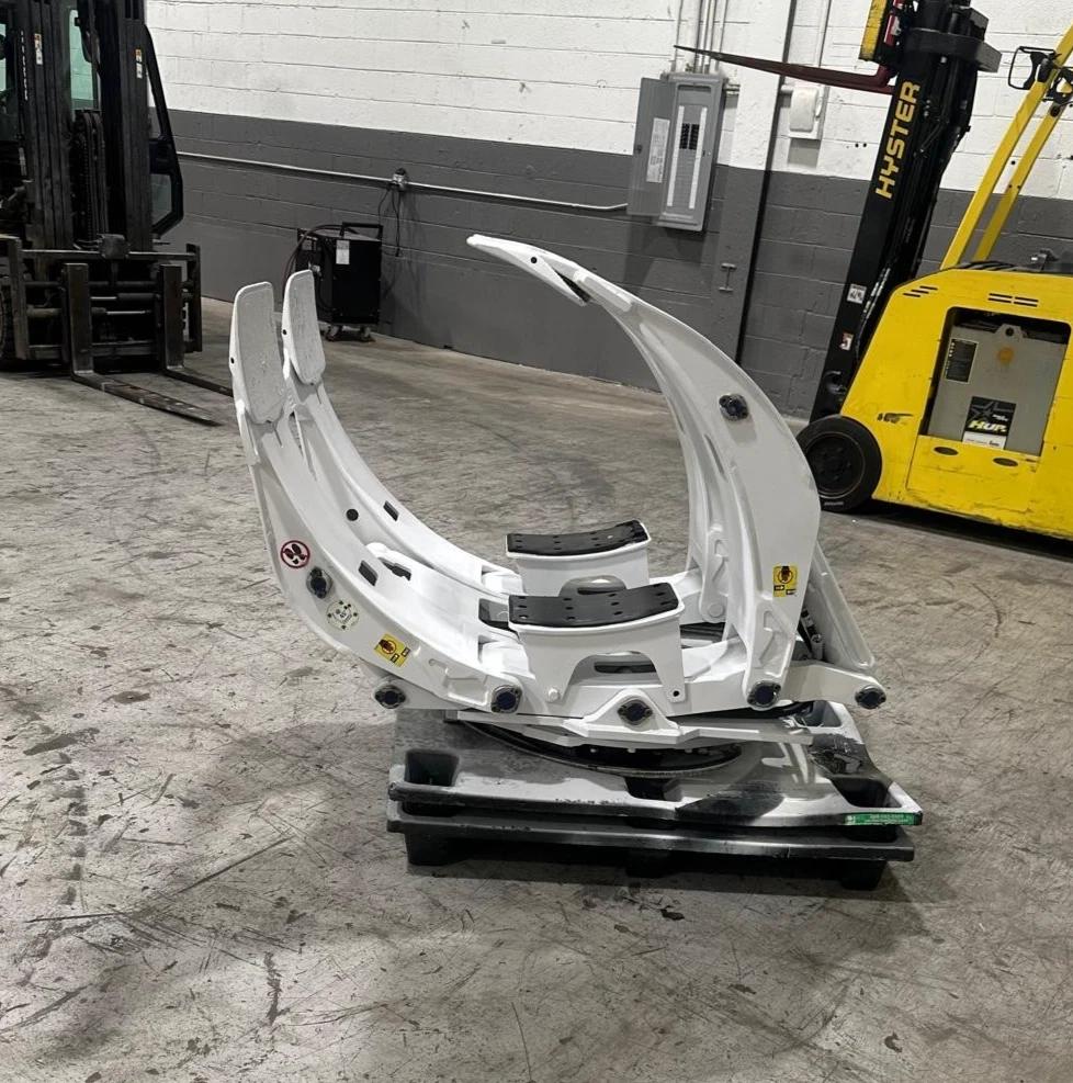 Cascade #30H-RBS-E005, 60" diameter Roll Clamp, class III, 5600 lb. max lift, 30" load center, 2009 - Image 1