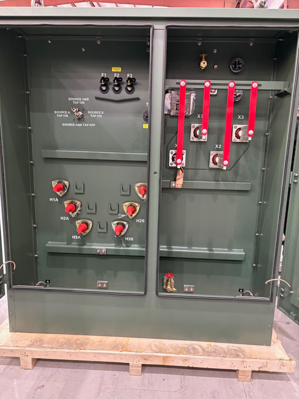 1500 KVA 11700/12000/12470/13200/13800/14400 Primary, 480Y/277 Secondary, Padmount transformer - Image 1
