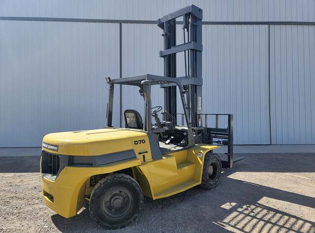 15500 lb. Daewoo Doosan #D70S, forklift, 236" lift height, Doosan diesel engine, solid tires, 2-stage mast - Image 3
