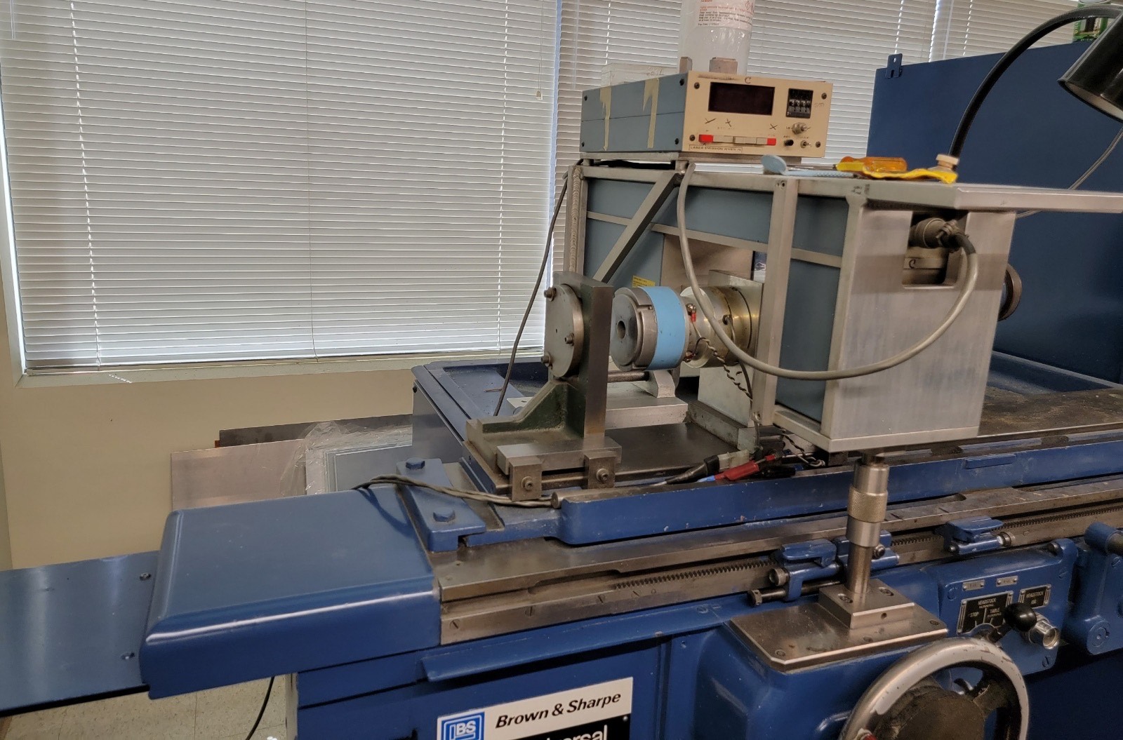 10" Brown & Sharpe #1024U, universal cylindrical grinder, 12" x 1" x 5" wheel, 60-600 RPM, hydraulic table - Image 10