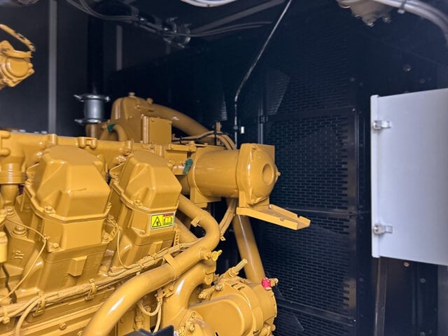 1000 KW Caterpillar #G3512, Standby Natural gas Generator, 1341 HP, sound attenuated enclosure, 500 Hrs, 2021 - Image 4