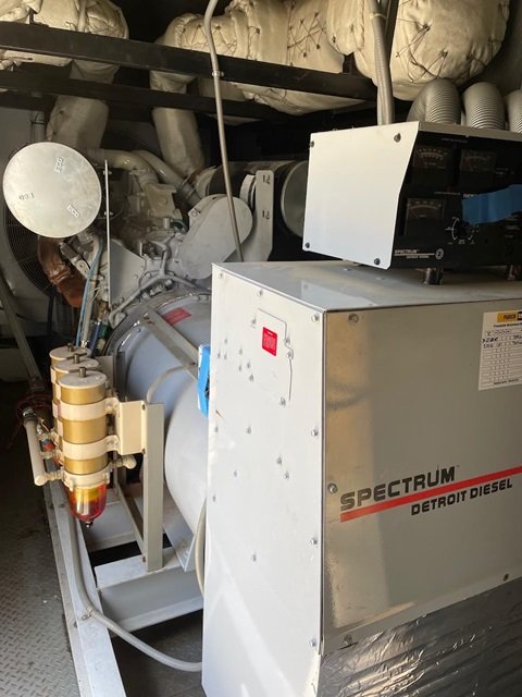 750 KW Detroit Diesel #750DS, Standby Diesel Generator, 1006 HP, sound attenuated enclosure, 769 hours - Image 5