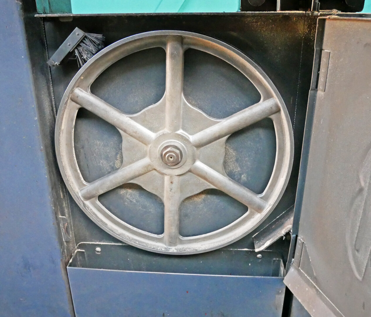 18" Grob #NS18, Vertical Band Saw, 148" x1/8" x1" blade, 18" wheel, tilt table - Image 9