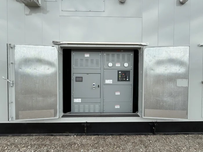 3000 KW Cummins #C3000D6E, diesel generator set, 480 Volts, 60 Hz, Cummins QSK95 engine, enclosure w/o tank - Image 3