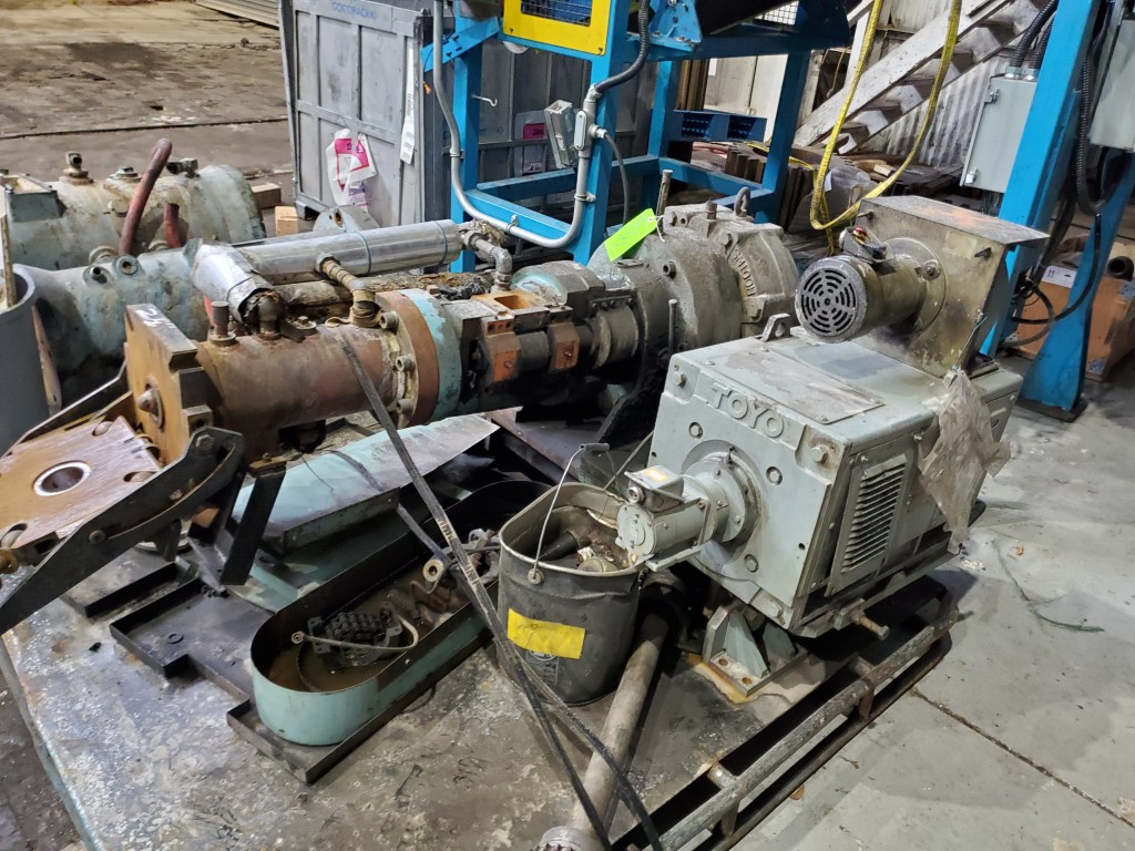 2.5" Emerson #SM100HF, Cold Feed Rubber Extruder, 12:1 L/D ratio, power feed roll, 15 HP Toyo motor, 1250 - Image 4