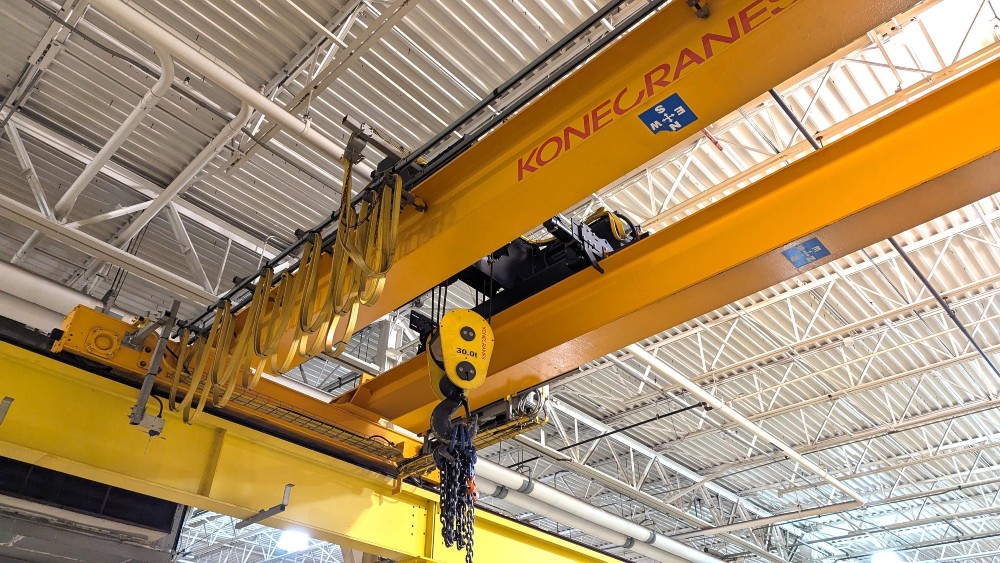 30 Ton, Kone, 29'0" Span, 16' 4" lift, radio, VFD bridge/trolley, 100' (x2) rail/runway/cols, 2015, #2690 - Image 4