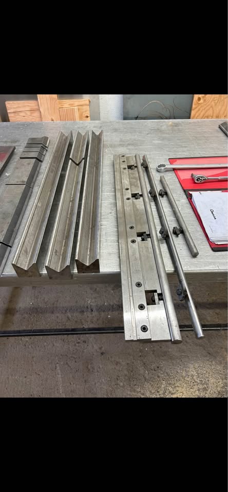 88 Ton, Amada #RG-80, CNC press brake, 8' overall, NC9EXII Control, w/ Tooling, 1988 - Image 5