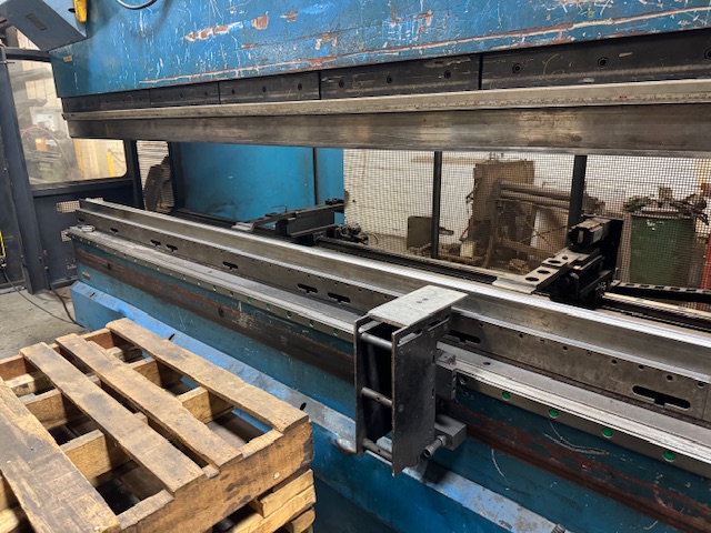 400 Ton, Yawei, CNC Press Brake, 13.5' overall, 14.4" ram, 20" throat, 5 axis, crowning, 2007 - Image 4