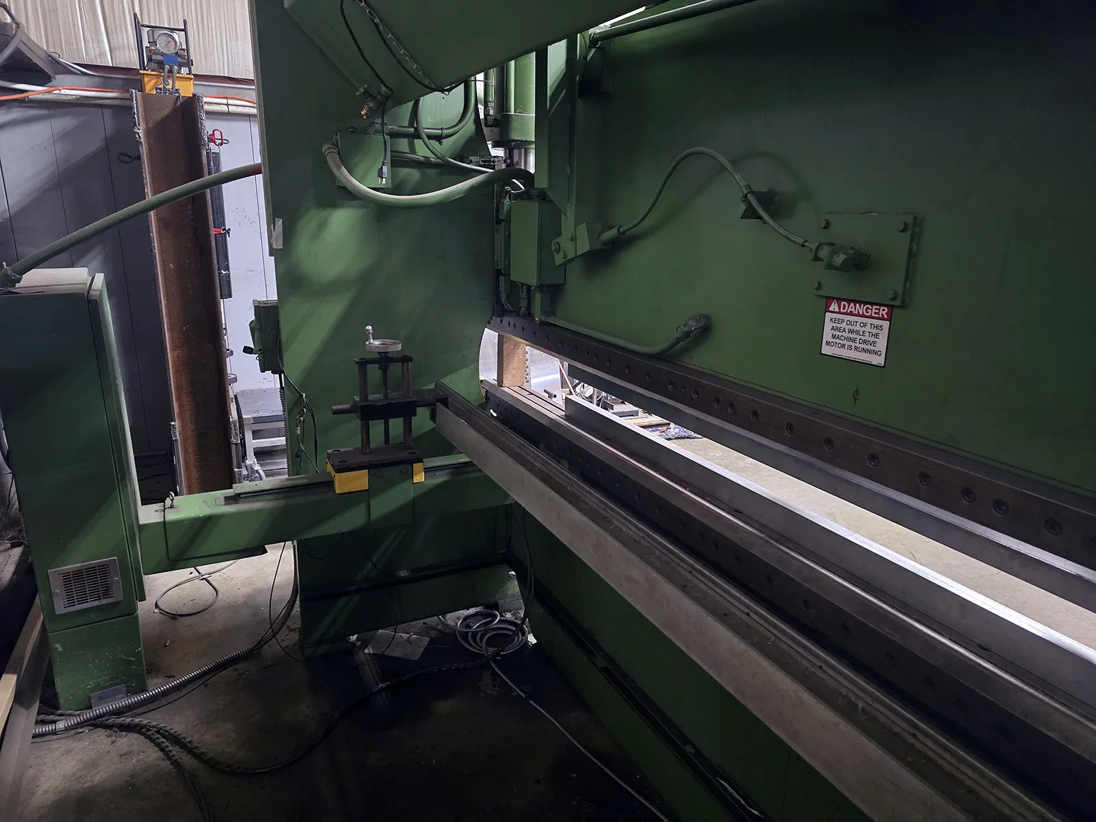 90 Ton, Cincinnati #AS90X10, hydraulic press brake, 12' overall, 126" between housing, 8" stroke, 7" throat - Image 4