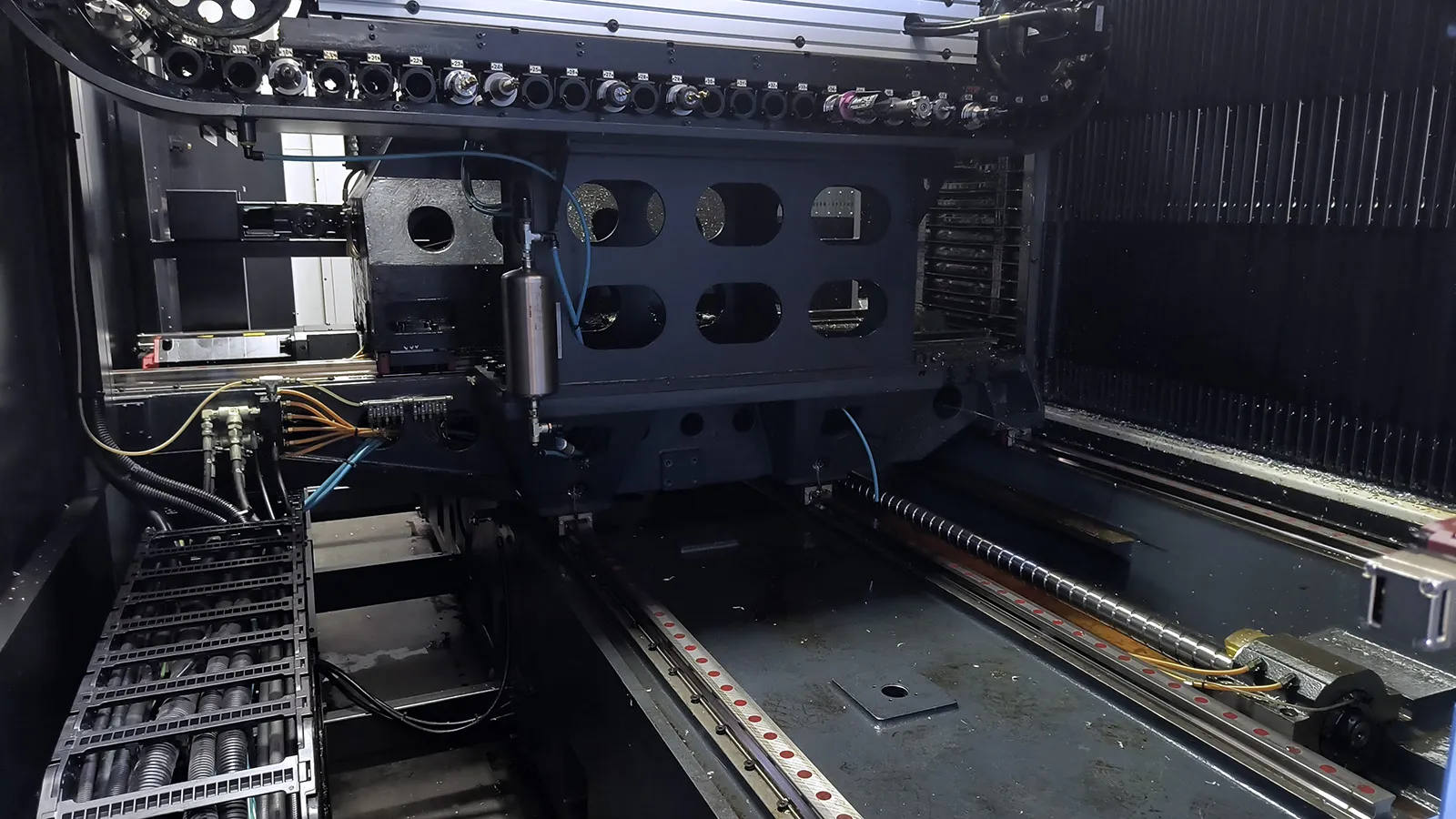Daewoo Doosan #VCF-850L-II, Vertical Machining Center, 3-Axis, 118" X, 33.4" Y, 31.5" Z, 32.28" x 137.8" - Image 4